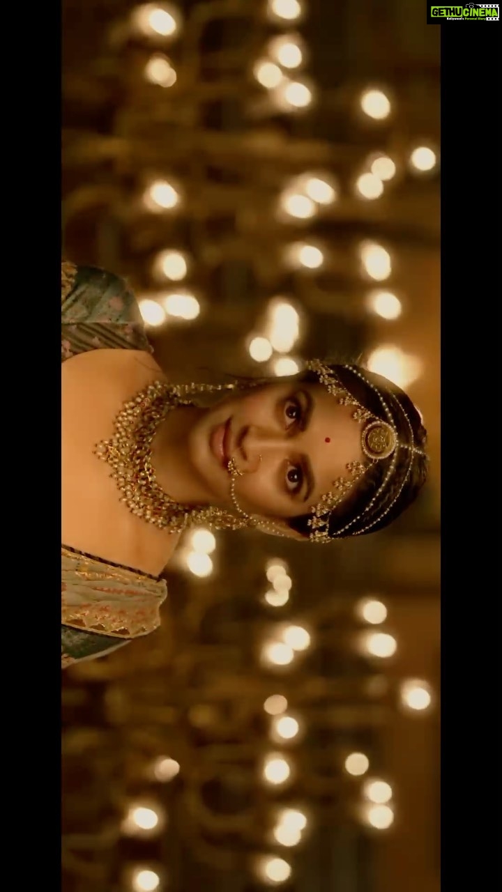 Kriti Kharbanda Instagram - Yea baby! Kya Harry yaad dila paayega sabhiko unke asli pyaar ki kahaani. Dekhiye in this epic #Housefull4Trailer 🎥 #SajidNadiadwala @akshaykumar @riteishd @iambobbydeol @kritisanon @hegdepooja @farhadsamji @wardakhannadiadwala @foxstarhindi @nadiadwalagrandson @sudeepchatterjee.isc