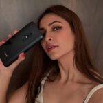 Kriti Kharbanda Instagram - 32MP Dual Popup Selfie Camera Outdoor at a shoot or lounging with my girls at home, I pose like a pro. It’s super easy with the #vivoV17Pro's 32 MP dual Pop up selfie camera and in built pose master. Can’t ask for more when my clicks are as #ClearAsReal Sale starts tomorrow. Check @vivo_india website for more details.