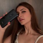 Kriti Kharbanda Instagram – 32MP Dual Popup Selfie Camera
Outdoor at a shoot or lounging with my girls at home, I pose like a pro. It’s super easy with the #vivoV17Pro’s 32 MP dual Pop up selfie camera and in built pose master. Can’t ask for more when my clicks are as #ClearAsReal
Sale starts tomorrow. Check @vivo_india website for more details.