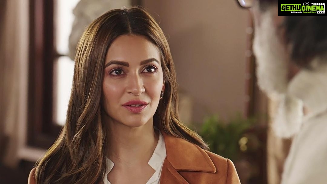 Kriti Kharbanda Instagram - देखा जिसने भी तेरा हसीन चेहरा, दिल उसका, उसके सीने में न ठहरा। - Rumi Jaffery Honored to have worked with such a talented cast and Anand Pandit Motion Pictures family! @amitabhbachchan @therealemraan #RumiJaffery @anandpandit @annukapoor @rhea_chakraborty @siddhanthkapoor @raghubir_y @anandpanditmotionpictures #SaraswatiFilms #Chehre #APMP