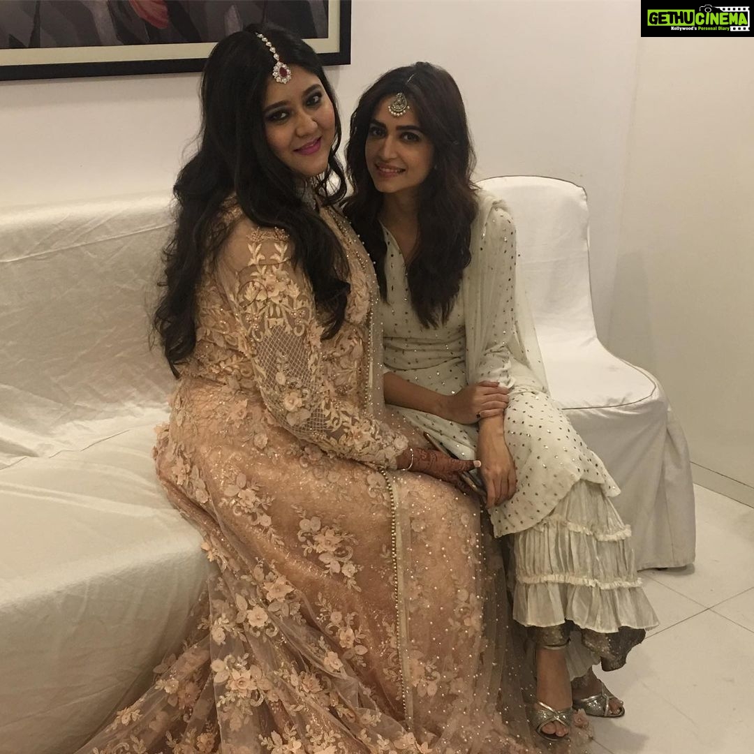 Kriti Kharbanda Instagram - Hey cutie @ronitasharmarekhi HAPPY BURRDAAYYYY! I Lou uuuuu! Moon and back Wala pyaar! Thank u for being u! And thank u for being a part of my life! I’m so glad u exist! My first friend in bombay :) the reason I survived the beginning to make it to where I am today. You’ve been my constant support. my go to person. And my pick me up. Literally and figuratively! 😂😂😂 muahhhh! ❤️❤️❤️
