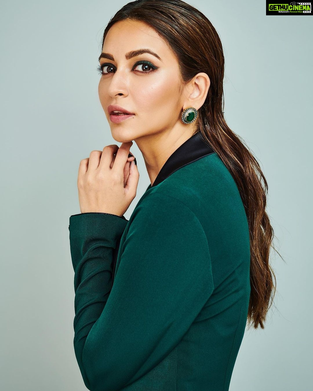 Kriti Kharbanda Instagram - Outfit @rebeccadewanofficial Shoes @aldo_shoes Styling @ayesha_dasgupta Assisted by @shrutibhadwaj HmU by my all time favourites, my stars— @heemadattani @the.mad.hair.scientist ❤️❤️❤️❤️❤️ Shot by the Uber talented @kunalgupta91 🙌🏻🙌🏻 . . #aboutlastnight #girlboss #yeababy