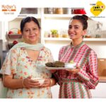 Kriti Kharbanda Instagram - We all love Mumma's homemade food and I had amazing time cooking, LIVE, with Mumma on @bigbazaarfood YouTube channel! You can also give a missed call on 18002706999 & get a special surprise for Maa! #MothersDay #ToMaaWithLove #BigBazaarCookAlong #MothersDayCelebration