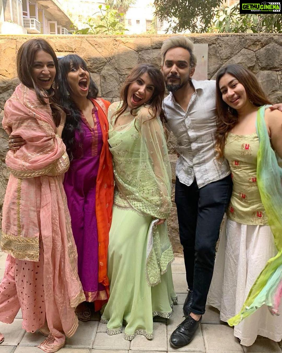 Kriti Kharbanda Instagram - Happiness!!! 💕💕 #JivNehariBaazi