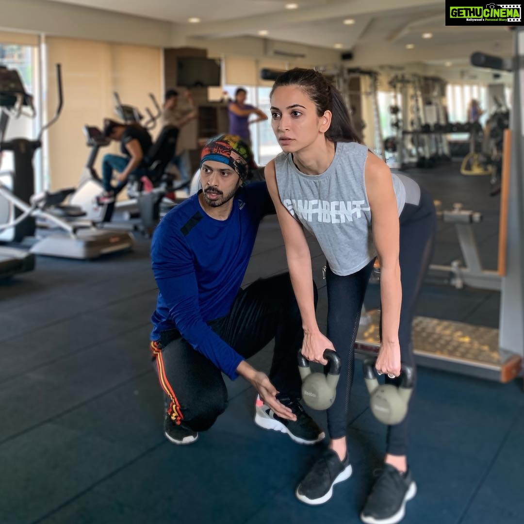 Kriti Kharbanda Instagram - A great great start to the year with the amazing @sameerhansari β€οΈππ» The man has worked so hard on my fitness and pushed boundaries to make me what I am today. To a great 2019, Sameer! This is gonna be a long happy journey. Looking forward to a lifetime of fitness with u! β€οΈ #2019 #goals #fitness #letsdothis