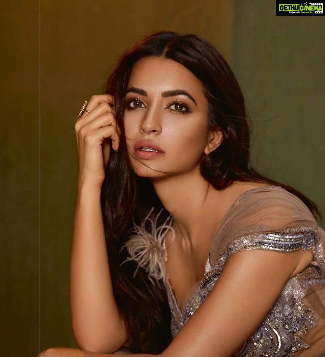 Kriti Kharbanda Instagram - Last but not the least. My favourite click. Thank u @bridestodayin @rahuljhangiani for this ! :) . . . @heemadattani @the.mad.hair.scientist @hinaldattani @chandnidholakia1989