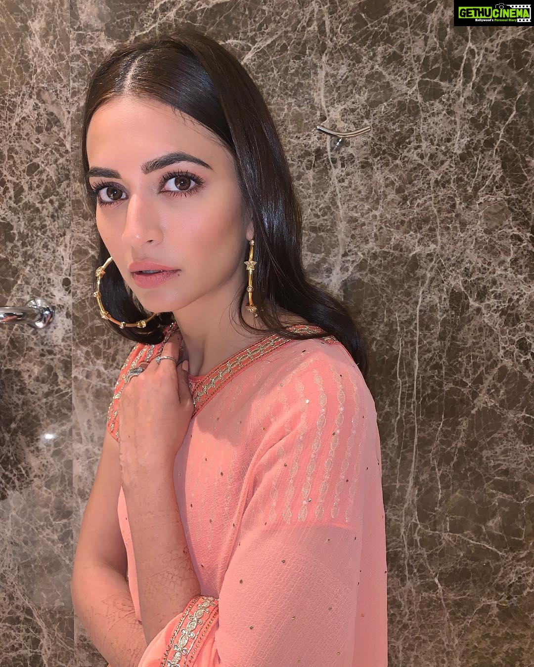 Kriti Kharbanda Instagram - #kanpurdiaries Makeup @hinaldattani Hair @shefali_hairstylist.81 🥰🥰 #makeup #hair #allthingspretty #desi #vibes