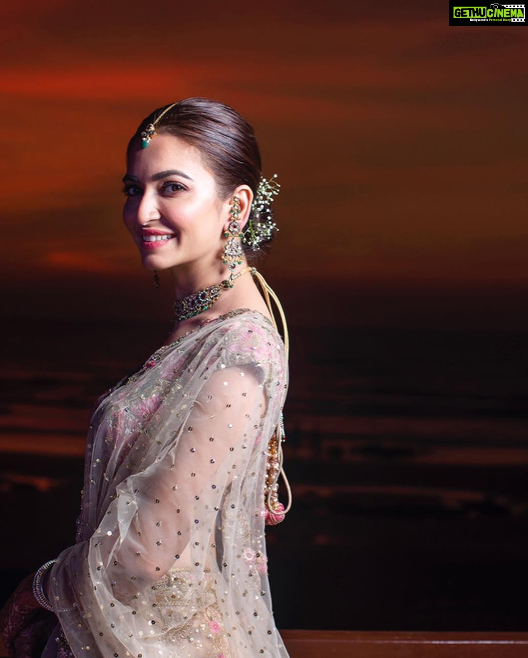 Kriti Kharbanda Instagram - Outfit- @rimpleandharpreet Make up- @heemadattani Hair- @the.mad.hair.scientist Photography- @weddingdaybyatul_ 💕💕 #aashikiishu #goa #wedding