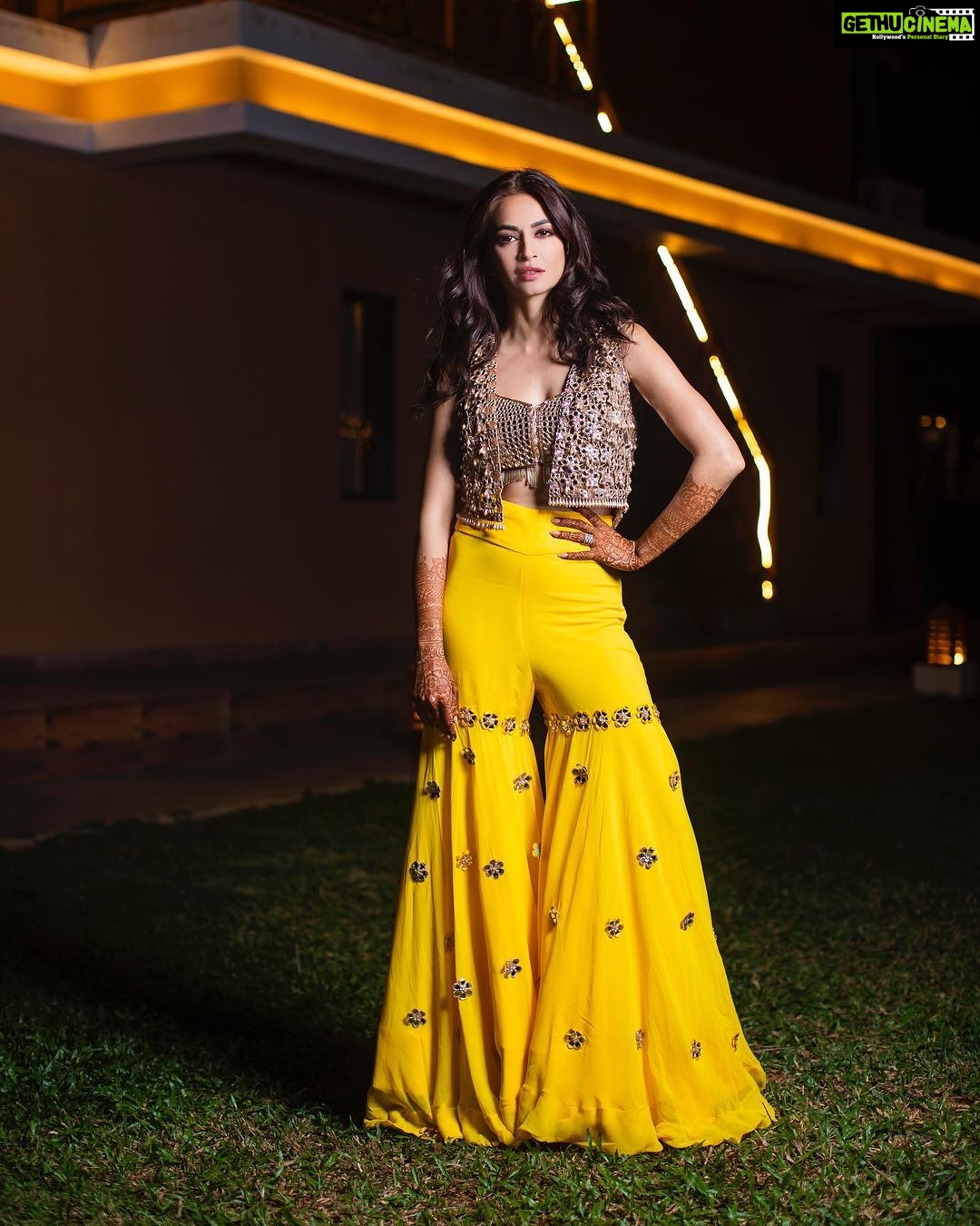 Kriti Kharbanda Instagram - Of wedding festivities :) Wearing @akankshagajria Styling @thetyagiakshay @style.cell Photography @weddingdaybyatul_ HMU @heemadattani @the.mad.hair.scientist 💕💕 #aashikiishu #goa