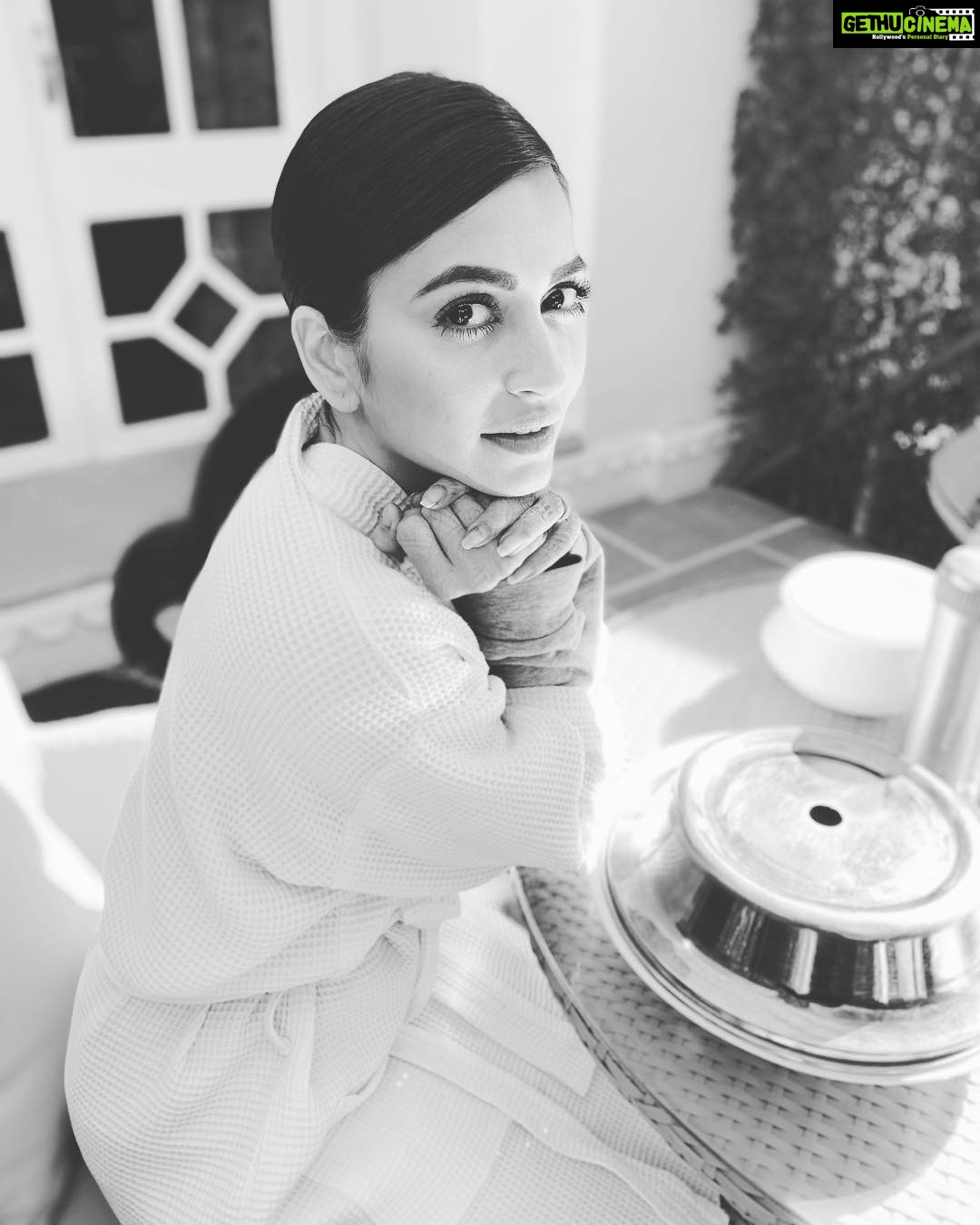 Kriti Kharbanda Instagram - Mornings! ❤️❤️❤️ @heemadattani @the.mad.hair.scientist @radhikamehta9 #jaipur #jaipurmornings #longines #magic #blackandwhite