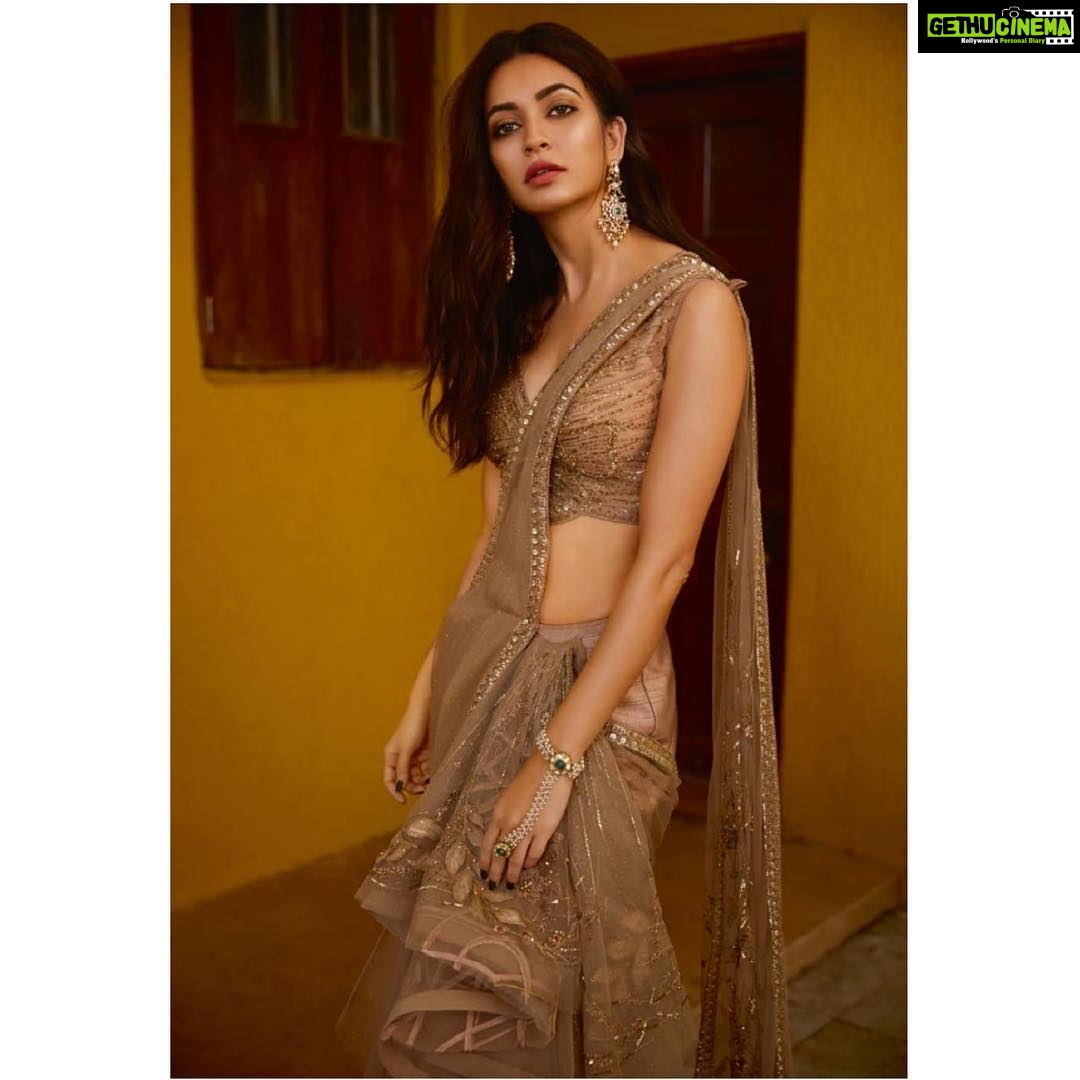 Kriti Kharbanda Instagram - @bridestodayin @nupurmehta18 @rahuljhangiani @heemadattani @the.mad.hair.scientist @hinaldattani @chandnidholakia1989 @raindropalterego