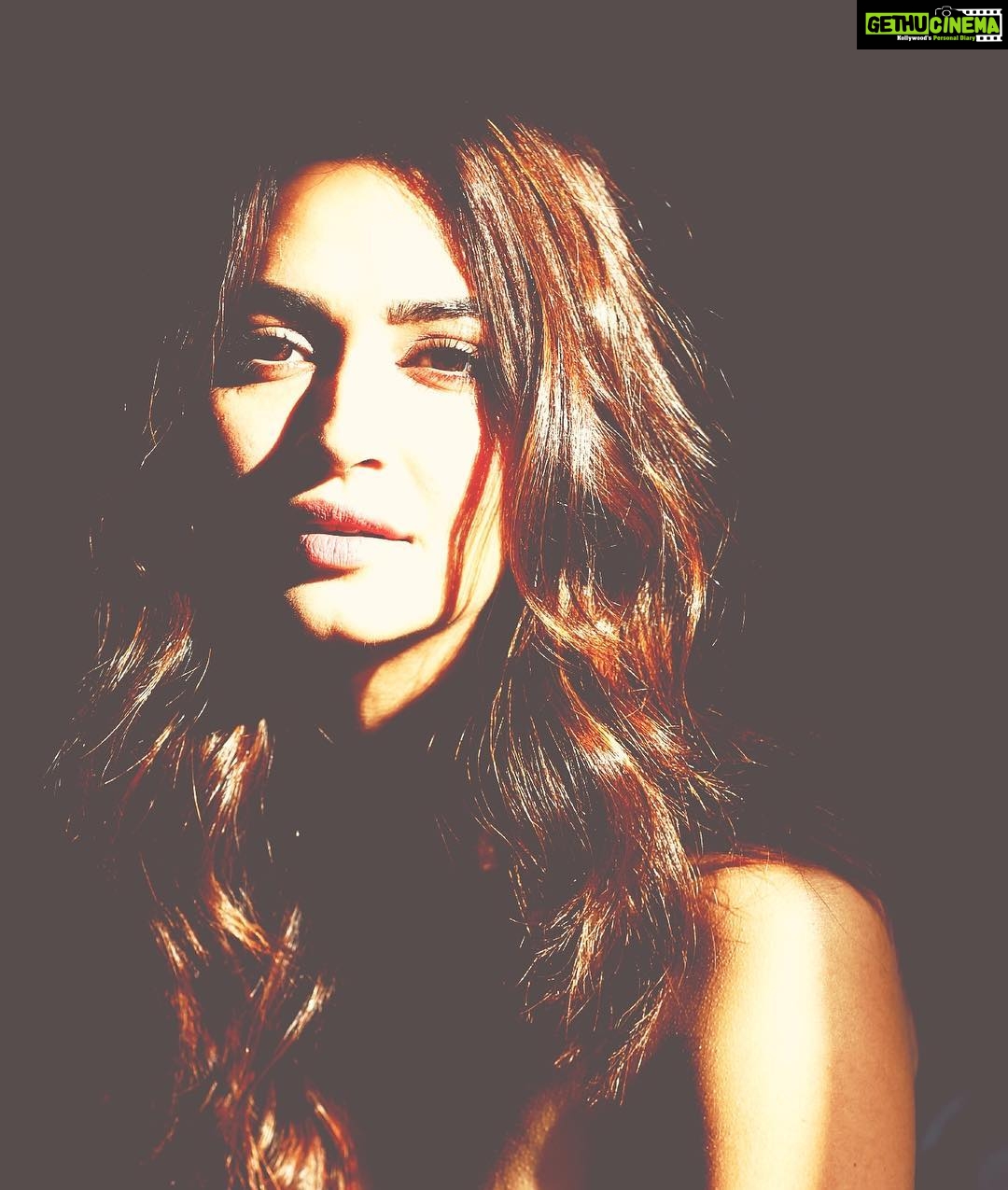 Kriti Kharbanda Instagram - Let your weird light shine so bright,so the other weirdos know where to find you 🙃🙃