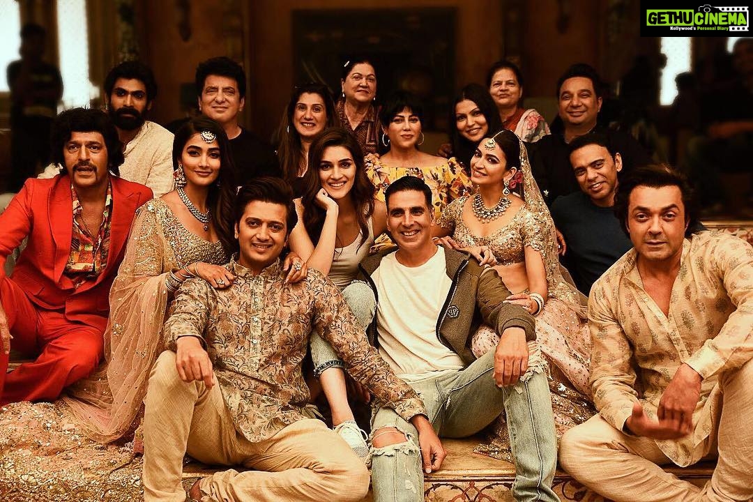 Kriti Kharbanda Instagram - The happy, crazy shoot for #Housefull4 comes to an end. Loved working with you guys 😃😃 @akshaykumar @Riteishd @kritisanon @iambobbydeol @hegdepooja @farhadsamji @ranadaggubati #SajidNadiadwala @foxstarhindi @nadiadwalagrandson @wardakhannadiadwala