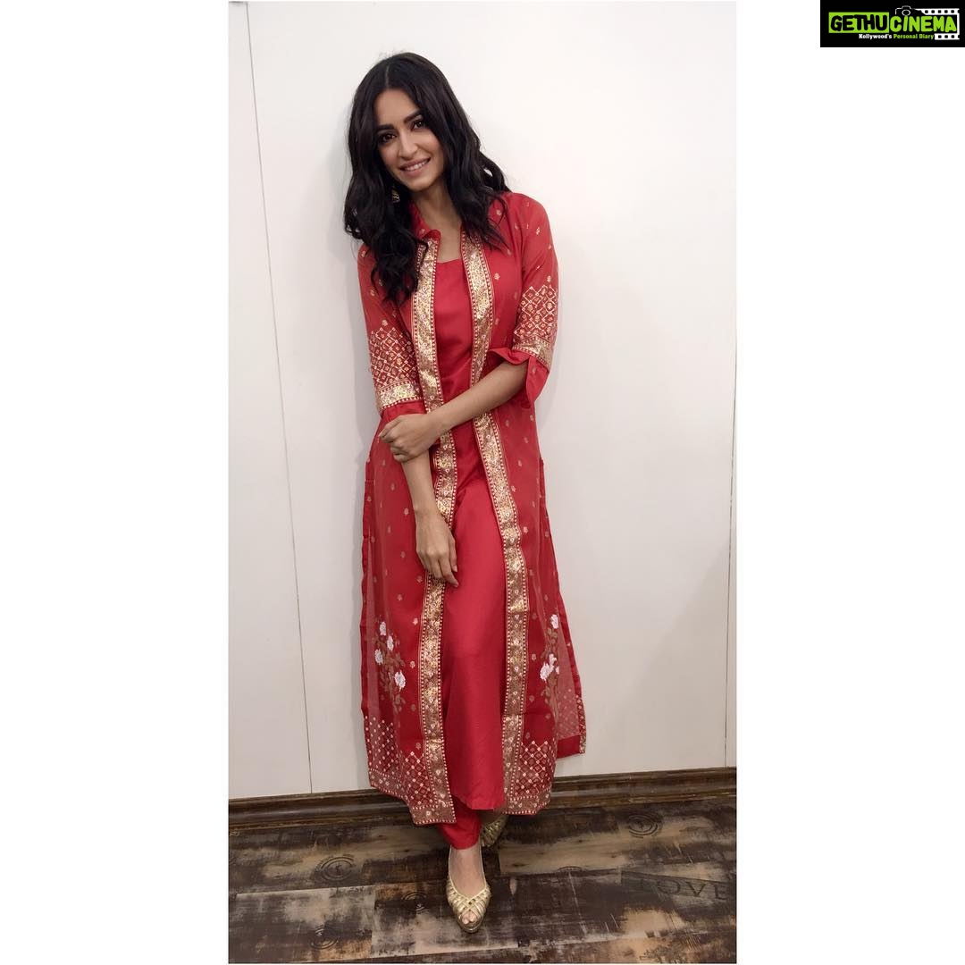 Kriti Kharbanda Instagram - All geared up for those Diwali re-unions with my friends and family - lots of fun, food and laughter ahead! And helping me kick-start this tradition in style is this lovely @bibaindia toga kurta. #BibaSeBaniDiwali @bibaindia #happydiwali . . . . . HMU @heemadattani @the.mad.hair.scientist ❤️❤️❤️