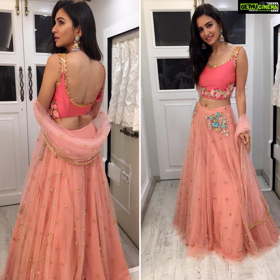 Kriti Kharbanda Instagram - Everything is a last minute plan given my hectic schedules. So I choose smart products for myself, just like @VeetIndia Cold Wax Strips. It gives me salon like smoothness right at my home. All you have to do is just peel, apply, pull and tada!!! I’m all set for the last dandiya night in my favourite color- pink. Gorgeous outfit credit: @papadontpreachbyshubhika Styled by @ayesha_dasgupta Assisted by @shrutibhadwaj Makeup credits: my favourite @heemadattani @the.mad.hair.scientist For smooth skin, get your hands on Veet Cold Wax Strips right now: https://amzn.to/2N7dx5w. #JustVeetIt #BringInSexyBack