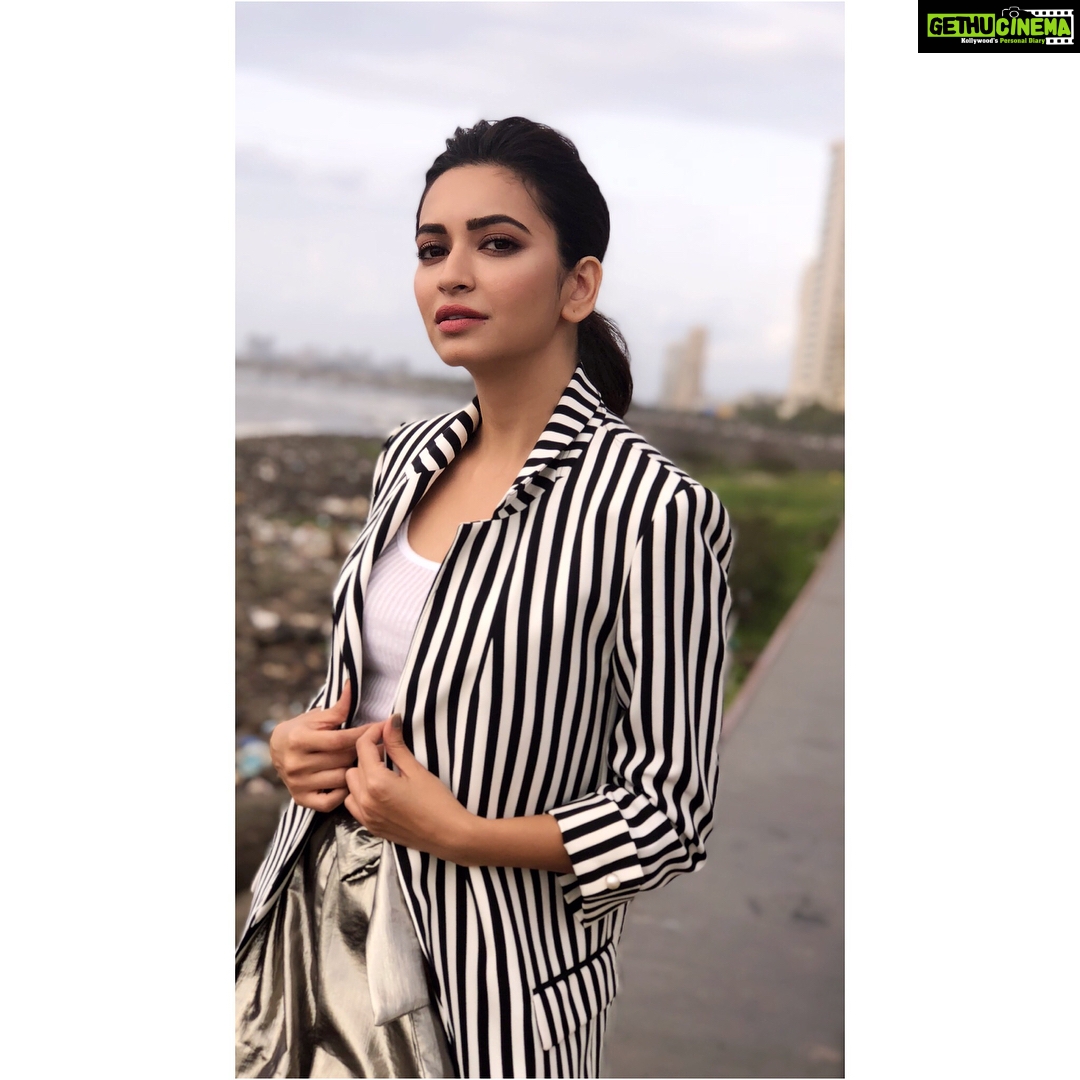 Kriti Kharbanda Instagram - Today, in @zaraindiaofficial n @forever21_in for the launch of #bodycraft salon n spa in Mumbai! Styled by @ayesha_dasgupta assisted by @shrutibhadwaj . . . HMU by my favs @heemadattani @the.mad.hair.scientist Assisted by @hinaldattani . . . . #blacknwhite #monochrome #magic