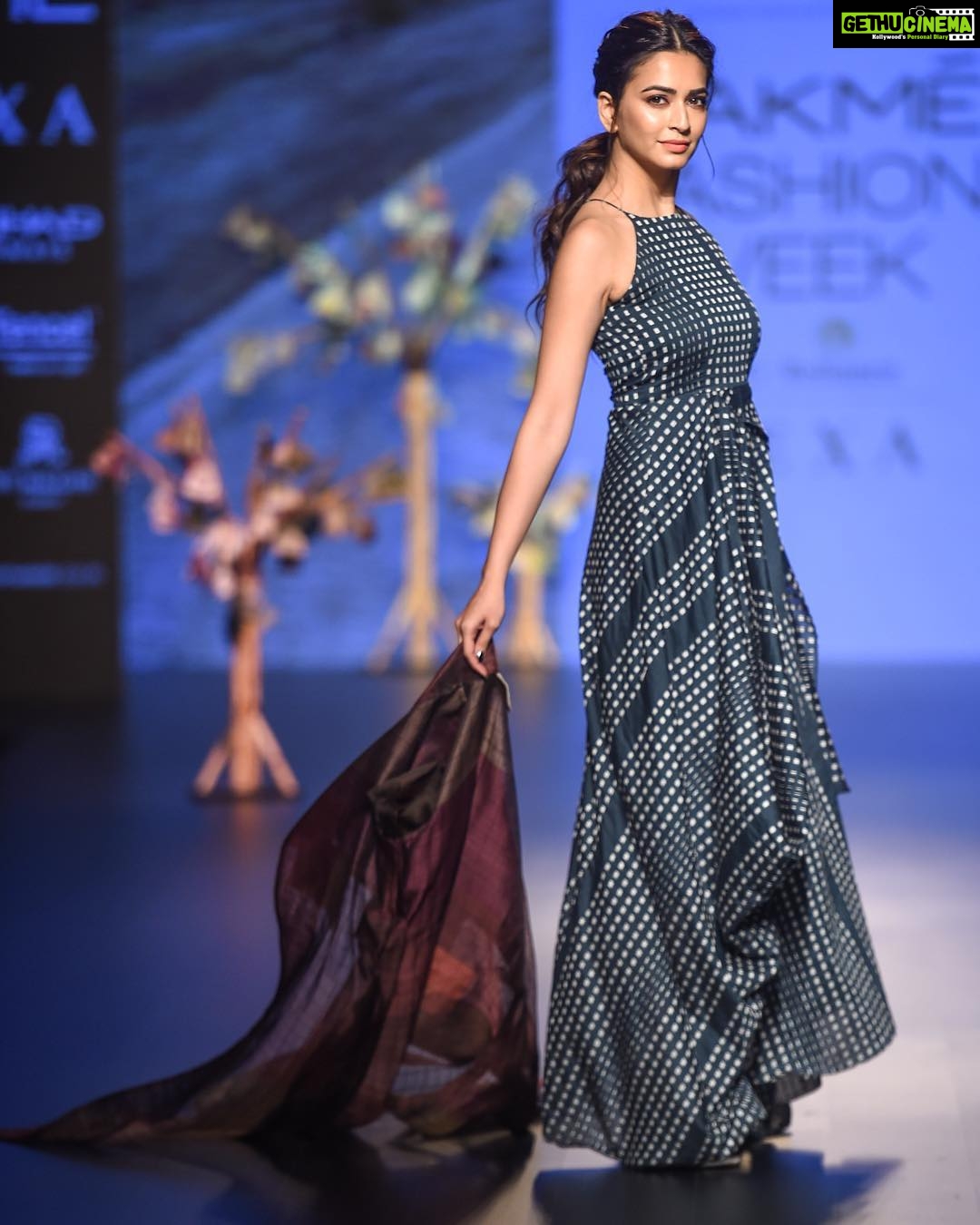 Kriti Kharbanda Instagram - Today, was a dream come true :) thank u @lakmefashionwk for the honour and opportunity:) And thank u @tahweave for making me your muse :) canโt express my joy n happiness in words โค๏ธ . . . HMU by my favourite @heemadattani and the amaze @the.mad.hair.scientist - so much love to u guys! ๐ Managed by my rock star @radhikamehta9 ๐ . . . . #tahweave #lakmefashionweek #lakme #day5 #love . . . Picture courtesy @prathameshb84 ๐ค