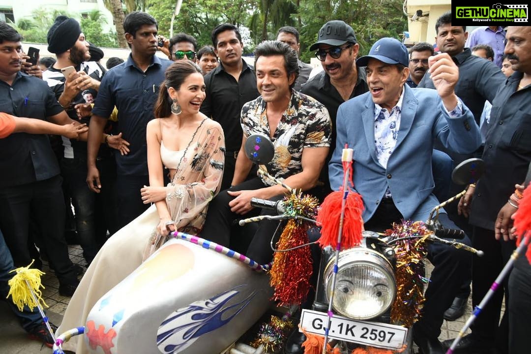 Kriti Kharbanda Instagram - Aa gaye hain leke hum apni sawaari with masti, entertainment aur pagalpanti! #YPDPhirSeTrailer Out now! bit.ly/YPDPhirseTrail… @aapkadharam @iamsunnydeol @thedeol @ypdphirse @penmovies @jayantilalgada @saregamaglobal @SohamRockstrEnt #linkinbio