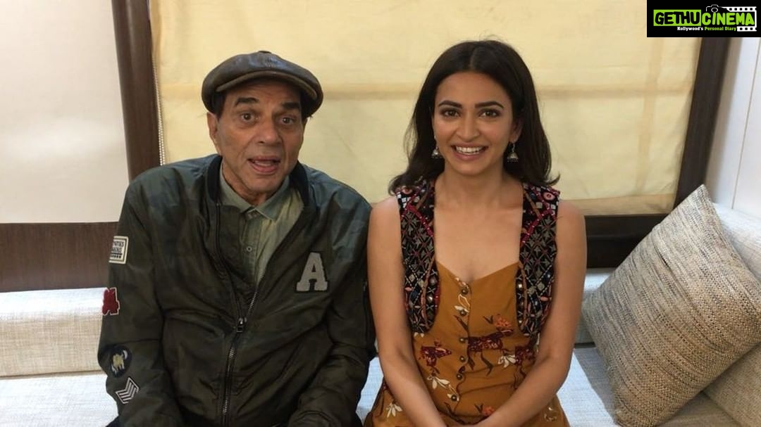 Kriti Kharbanda Instagram - @aapkadharam sir’s introduction to #boomerang! Isn’t he just the coolest. EVER! . . . Namaste to you all! 🙏 . . . #yamlapagladeewanaphirse #setlife #vanitydiaries #blessed #happiness