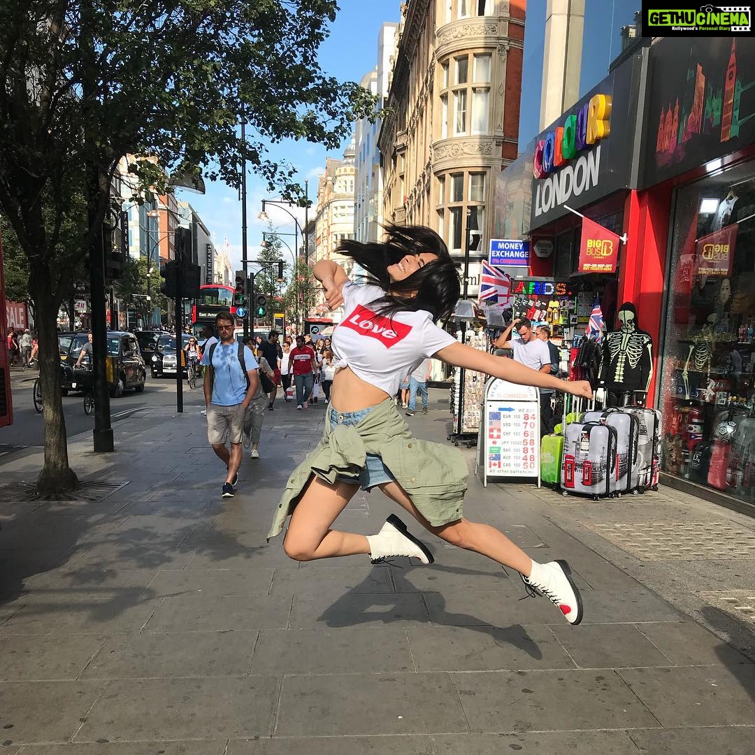 Kriti Kharbanda Instagram - Love is in the air ❤️ quite literally! 😝 .. . . . . #londondiaries #oxfordstreet #beingatourist