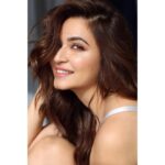 Kriti Kharbanda Instagram - From black n white to colour 🌸 . . . @heemadattani @hinaldattani @gohar__shaikh @sashajairam . . . #keepsmiling