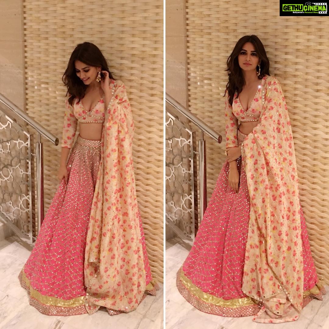 Kriti Kharbanda Instagram - ‘Tis the season of shaadis!!! ❤️❤️ Outfit- @abhinavmishra_ Jewelry- @bellezajewels Styled by @anishagandhi3 @rochelledsa ❤️❤️ . . #sakshinahibakshegi