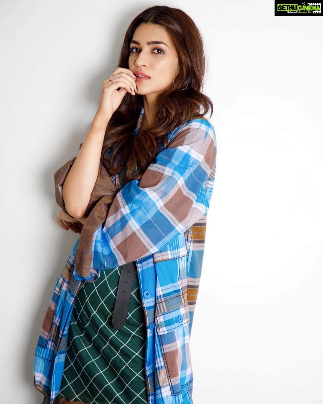 Kriti Sanon Instagram - My kinda comfy chic zone! 💚💙 Outfit @saakshakinni Jewellery @azotiique Styled by @sukritigrover Hair @aasifahmedofficial Make up @adrianjacobsofficial 📷 : @_merakist