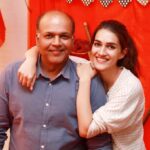 Kriti Sanon Instagram - Happiestttt birthday to the calmest director ever!! Ashu sir, i’m so so glad that i got this opportunity to work with you and know you! Thank you for all the warmth and smiles and encouragement every single day on the set!! Wish this year is the best you’ve ever had 😉🤗❤️ #Panipat P.S. @arjunkapoor we missed you! But i ate an extra piece of cake from your side 😜😜 @agppl @sunita.gowariker