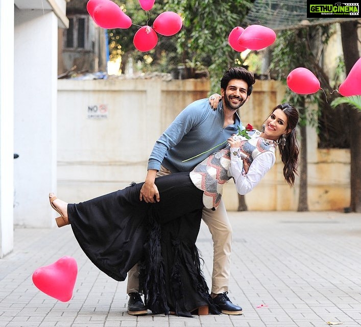 Kriti Sanon Instagram - Happy Valentines Day from Guddu-Rashmi!! ❤️❤️ @kartikaaryan @dnaafterhrs @ashudsawant