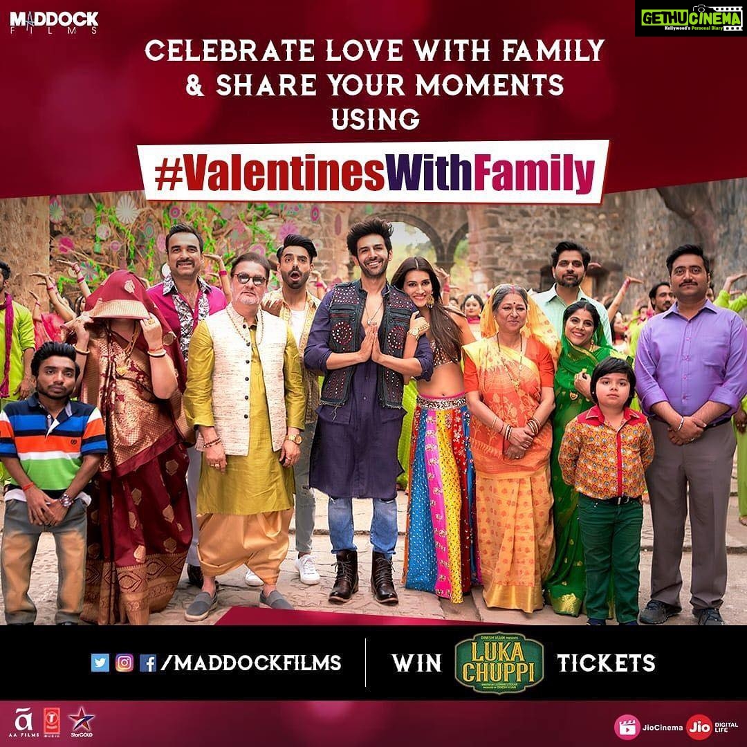 Kriti Sanon Instagram - Live-In ho ya #ValentinesDay, mujhe aur Guddu ko sab सपरिवार karna padta hai!👨👩👧👦 Iss baar aap bhi karo something different & share your #ValentinesWithFamily moments! @kartikaaryan #DineshVijan @laxman.utekar @MaddockFilms #PankajTripathi @aparshakti_khurana #VinayPathak @officialjiocinema