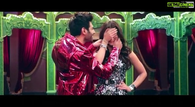 Kriti Sanon Instagram - We all give our partners some funny names pyaar se..haina? ππβ₯οΈ Suggest what else can @kartikaaryan call me pyaar se & also tell us what do you call your partner lovingly, even if it's #CocaColaTu.π #DineshVijan @laxman.utekar @MaddockFilms #PankajTripathi @aparshakti_khurana #VinayPathak @officialjiocinema #JioStudios @tseries.official #BhushanKumar @tanishk_bagchi @nehakakkar @tonykakkar @mellowdofficial @realyoungdesi