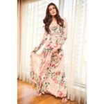 Kriti Sanon Instagram - Summer maxis 🌸🌼🌺 Outfit @roopaofficial @vandafashionagency Jewellery @azotiique Styled by @sukritigrover Make up @savleenmanchanda Hair @suhasshinde1 Clicked by @kunalgupta91