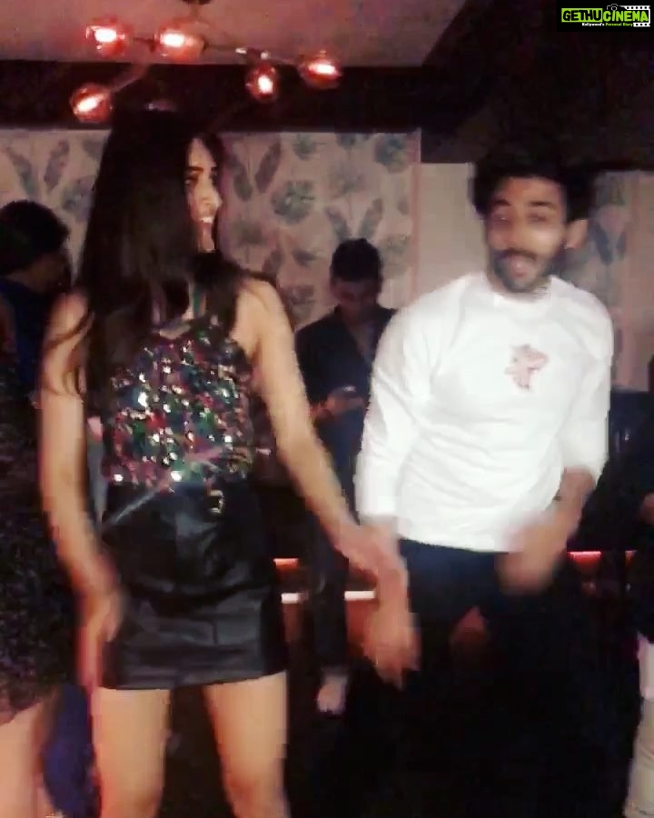 Kriti Sanon Instagram - And while we were trying to remember the steps last night(clearly horrible at it๐) @kartikaaryan ..You guys can now see the actual steps on bit.ly/PosterLagwaDo !! Song out NOW!! Dekha Kya?? Putting the link in my BIO! @maddockfilms @tseries.official @laxman.utekar #DineshVijan