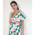 Kriti Sanon Instagram - And few for the details! 💖💚 Outfit @papadontpreachbyshubhika Earrings @nayirahofficial @minerali_store Styled by @sukritigrover Assisted by @sanyakapoor @piasinha Hair @amitthakur_hair Make up @shraddha.naik