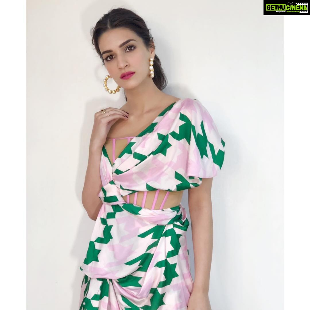 Kriti Sanon Instagram - And few for the details! 💖💚 Outfit @papadontpreachbyshubhika Earrings @nayirahofficial @minerali_store Styled by @sukritigrover Assisted by @sanyakapoor @piasinha Hair @amitthakur_hair Make up @shraddha.naik