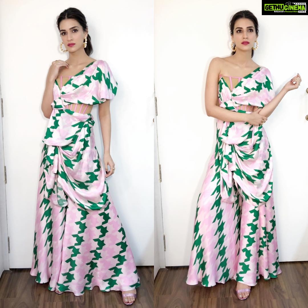 Kriti Sanon Instagram - 💖💚✨ Look 3 from yesterday!! #LukaChuppi Outfit @papadontpreachbyshubhika Earrings @nayirahofficial @minerali_store Styled by @sukritigrover Assisted by @sanyakapoor @piasinha Hair @amitthakur_hair Make up @shraddha.naik