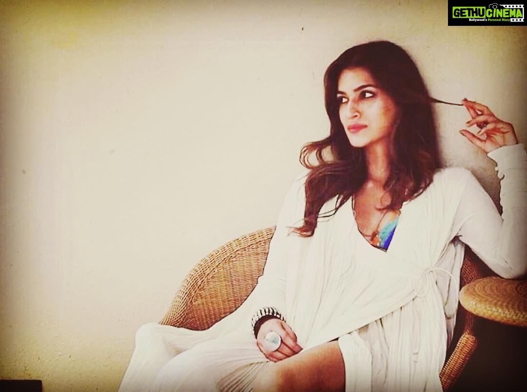 Kriti Sanon Instagram - Hanging by a moment...just me and my thoughts in the world of my dreams that seem more real than reality! 😉🌹❤️ Good Morninggggg🌞