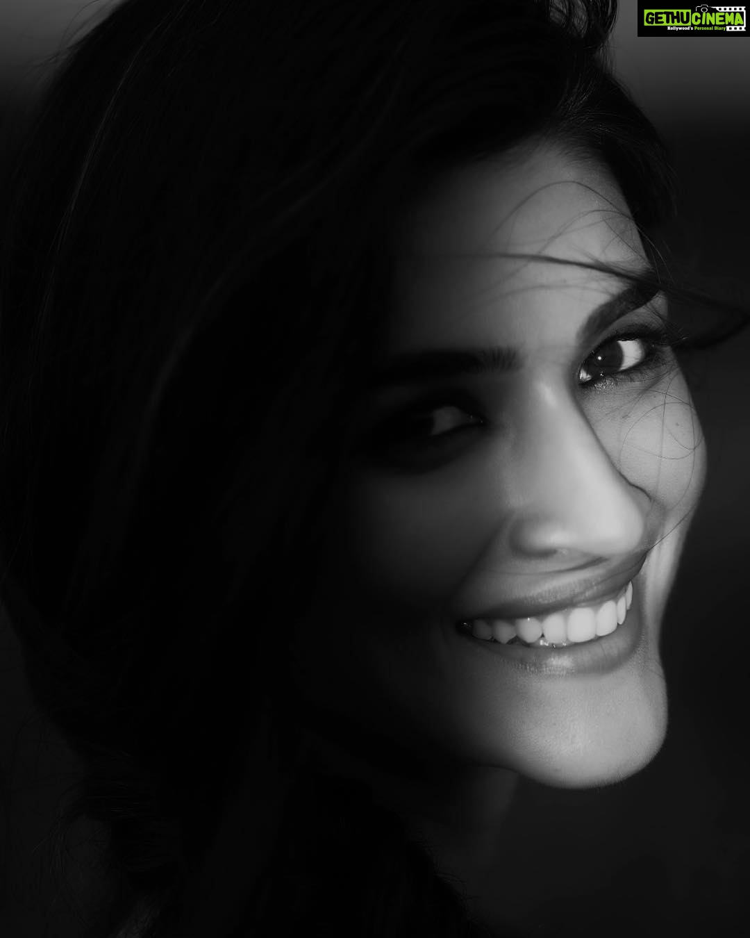 Kriti Sanon Instagram - A new year is like a chapter in a book waiting to be written.. 📝 Write it well!!- fearlessly, pour your heart, let go of whats holding you back, still not letting go of what makes you YOU! Just enjoy writing it with all you’ve got! ♥️ Embrace uncertainty.. As someone said.. some of the most beautiful chapters of our lives won’t have Titles until much later.. so just scribble your way! ☺️🤗😘 Have a beautiful 2019 everyone!! 😘Wishing you all happiness, true love, passion to achieve your dreams, patience to wait for them to get real, and sensibility to know what actually matters the most!! ❤️❤️