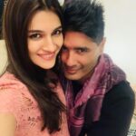 Kriti Sanon Instagram - Thankkk you @manishmalhotra05 for a fab fab night in ur not-so-simple house! 😜😌 you are the best host ever! ❤️🤗 loveee you!