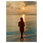 Kriti Sanon Instagram – Its beautiful how the sun kisses the ocean goodnight before it sleeps! Thats true love!😉♥️😌 #Maldives #sunset 🌞🌊🌅