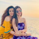 Kriti Sanon Instagram – 👨‍👩‍👧‍👧 Moments! 💛💛 @nupursanon @sanonrahul @geeta_sanon 
#Maldives #FamilyFirst @tajhotels @tajmaldives @makeplansholidays