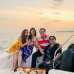 Kriti Sanon Instagram - Sunset has never been so memorable!! 🌞🚤⛵️🌅 @nupursanon @geeta_sanon @sanonrahul #Famjam #Maldives #SunsetCruise @tajhotels @tajmaldives @makeplansholidays
