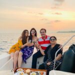 Kriti Sanon Instagram – Sunset has never been so memorable!! 🌞🚤⛵️🌅 @nupursanon @geeta_sanon @sanonrahul #Famjam #Maldives #SunsetCruise @tajhotels @tajmaldives @makeplansholidays