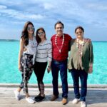 Kriti Sanon Instagram - And we are here..!! 🌊The beautiful Maldives!! Family holiday after years! 💖💖💙💙👨‍👩‍👧‍👧👨‍👩‍👧‍👧 @geeta_sanon @nupursanon @sanonrahul @tajmaldives @tajhotels @makeplansholidays #Maldives