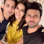 Kriti Sanon Instagram - Selfie spree with My boyzzz!!! ✨🌟💛💛 love you both! #truelove @aasifahmedofficial @adrianjacobsofficial