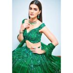 Kriti Sanon Instagram – In @zaraumrigar 💚
Jewellery @resafinejewellery @azotiique 
Styled by @sukritigrover 
Hair @the.mad.hair.scientist
Make up @vinod1405
Shoot by @kunalgupta91