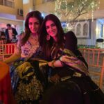 Kriti Sanon Instagram - With the one and only Raveena ma’am!! @officialraveenatandon @varundvn 💖💃🏻