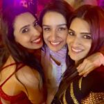 Kriti Sanon Instagram – Happy people!! #DinooKiShaadi 🌸💖 @pvijan @shraddhakapoor @anaitashroffadajania @sharadakarki @tusharjalota