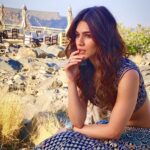 Kriti Sanon Instagram – Life is a series of thousands of tiny miracles.. notice them! 😉💙💙✨💫 #justathought