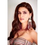 Kriti Sanon Instagram – 💙💜💚In @monishajaising Jewellery @minerali_store Hair @aasifahmedofficial Make Up @adrianjacobsofficial Styled by @sukritigrover 📸 @ranveer_dua